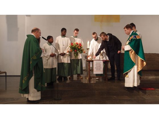 An der Gedenkstätte in der St. Elisabethkirche entzünden Jugendliche mit Christopher Wakan für jedes der Opfer ein Licht